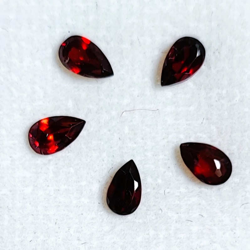 LOT DE 5 GRENATS POIRE 5X3 MM